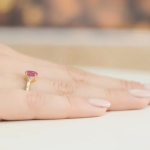Złoty pierścionek z Rubinem 1,00ct i Diamentami z żółtego złota próby 585. W-0308R